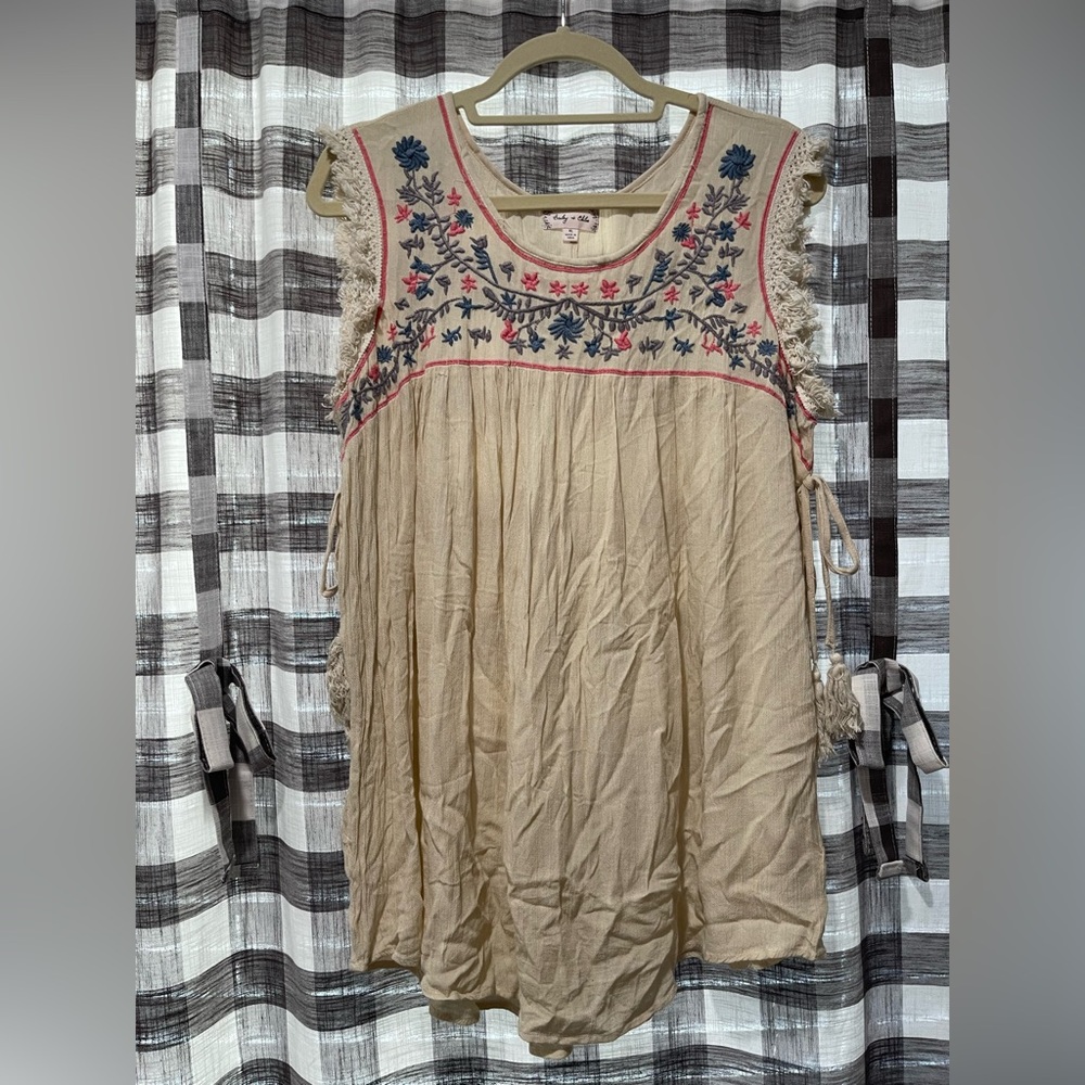 Bailey + Chloe Beige Floral Embroidered Top